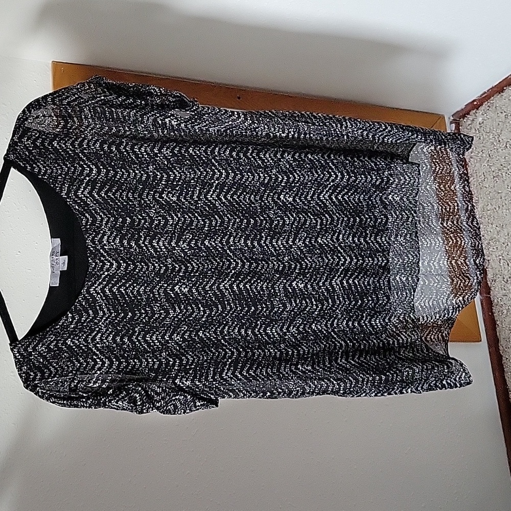 Black with white design short sleeve blouse